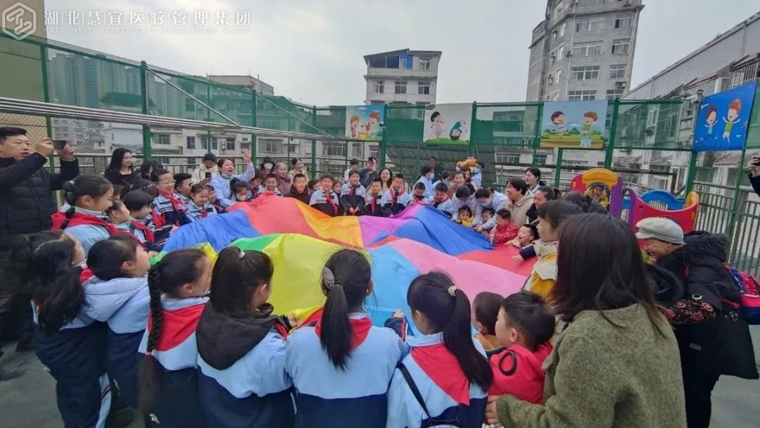 恩施市实验小学学生关爱特殊儿童