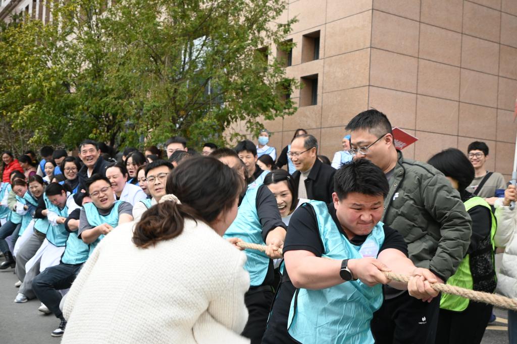 湖北慧宜医疗集团举行庆“三八”拔河比赛