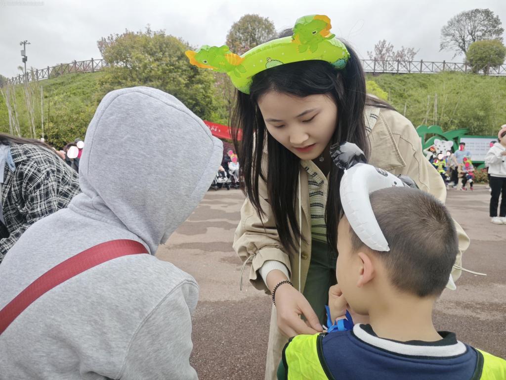 赏春踏青 沐浴春光——慧宜康复医院开展“孤独症日”融合活动