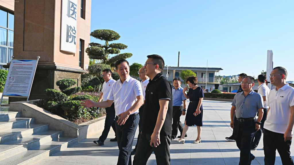 恩施州工商联主席卓万俊一行到湖北慧宜医疗集团调研