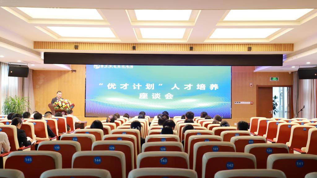 52人入选人才库 助力“健康恩施”建设