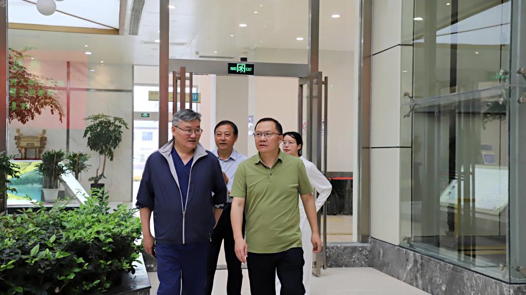 武汉大学人民医院江洪教授赴恩施助力区域心血管诊疗水平提升