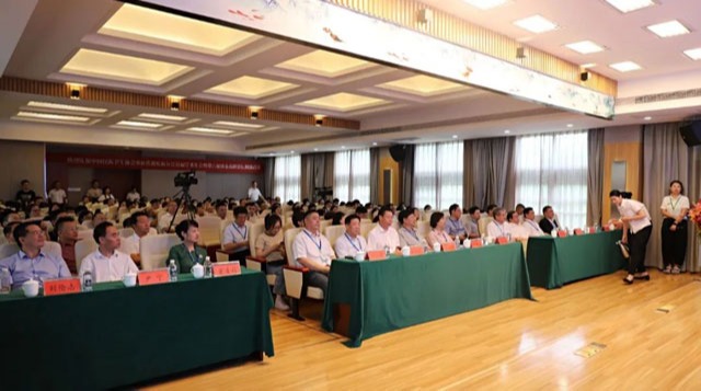 中国民族卫生协会重症代谢疾病分会首届学术年会暨第六届扬泰高峰论坛在恩施举行