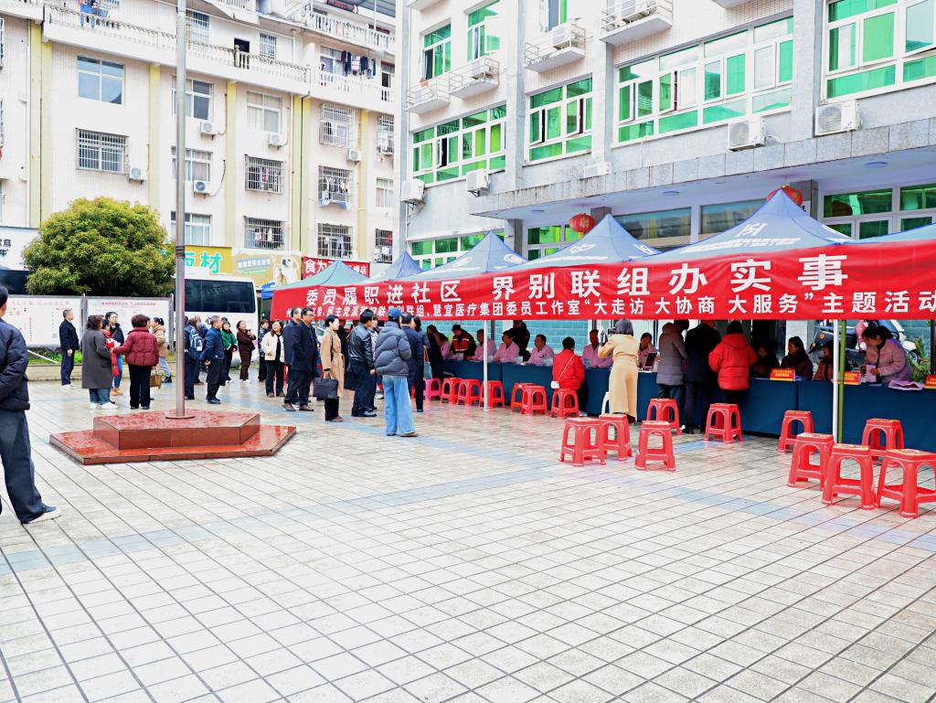 政协委员进社区 服务群众零距离